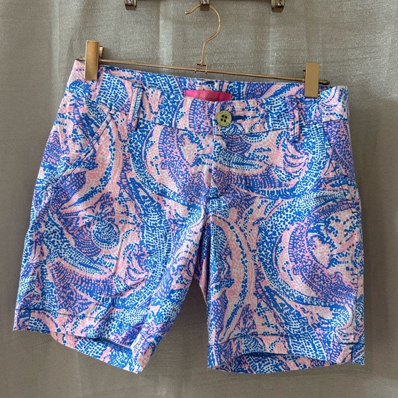 SOLD Lilly Pulitzer Vibrant Pink & Blue Patterned Shorts - Size 00 - Picture 1 of 3
